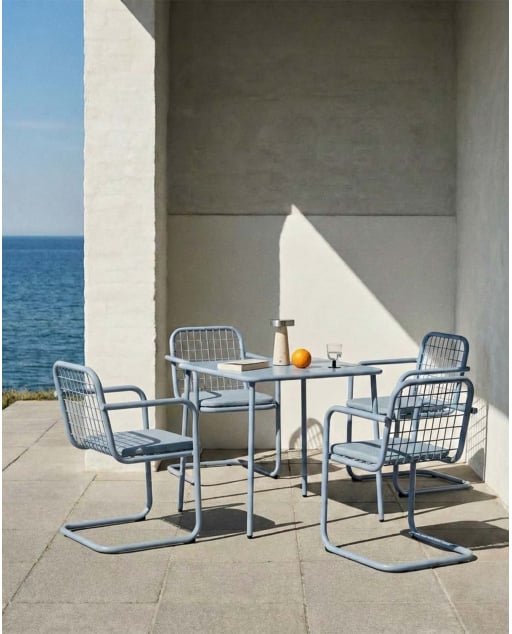 Quadratisches Tischset (78x78 cm) Mijail und 4 Biaritz Outdoor-Metall-Armlehnstühle