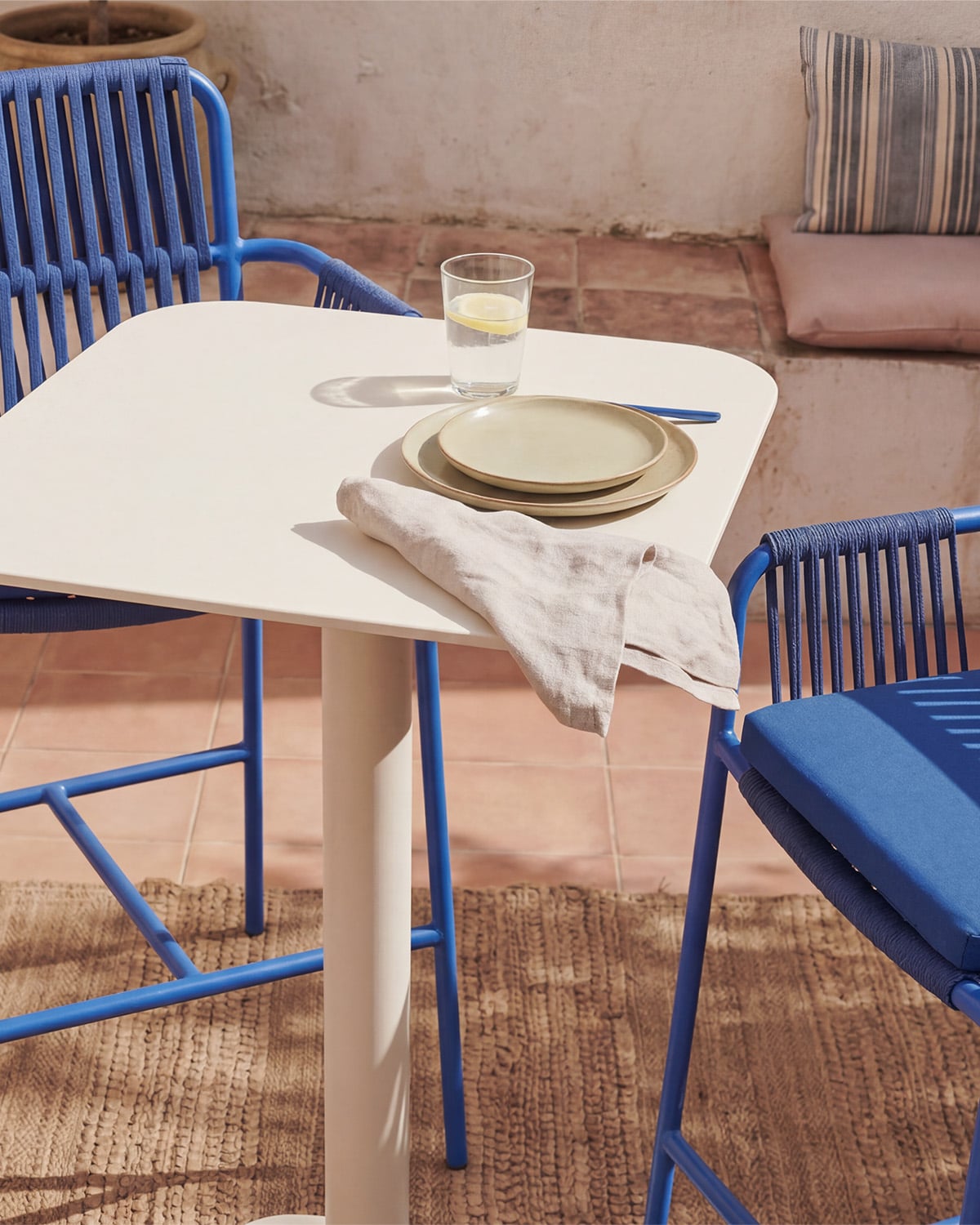Square Stehtisch-Set (70x70 cm) Zoilo und 2 Aluminium-Hocker (75 cm) Drian für den Außenbereich, Galeriebild 3