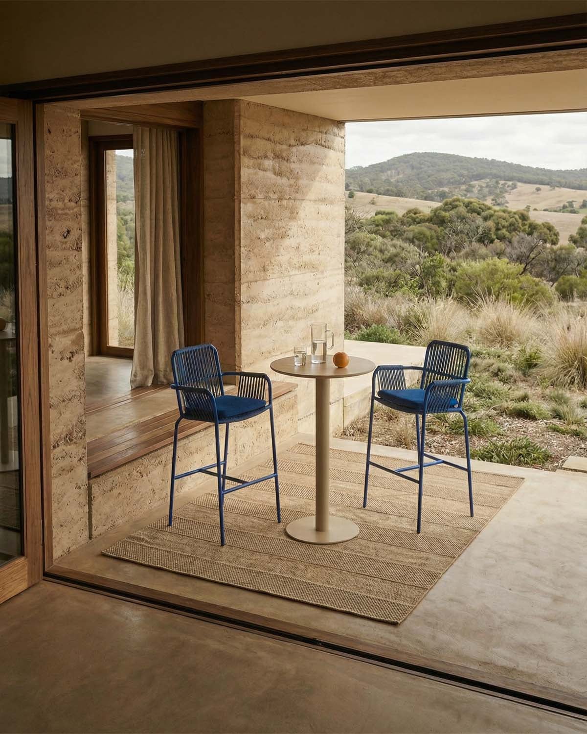 Runder Stehtisch (Ø70 cm) Banon und 2 Aluminium-Hocker (74 cm) Drian für den Außenbereich, Galeriebild 2