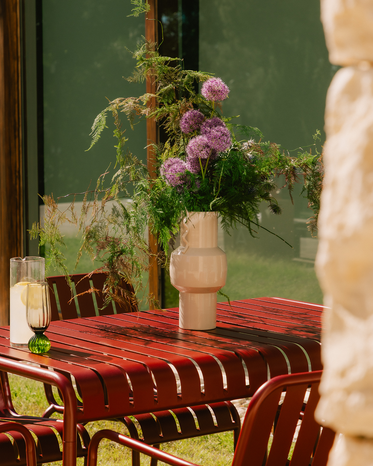 Rechteckiges Tischset (130x80 cm) und 6 Stühle mit Metallarmlehnen Tavo, Galeriebild 3