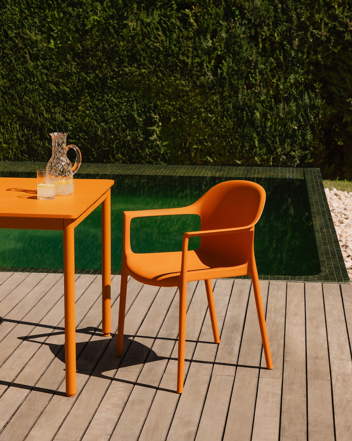 Rechteckiges Metalltisch-Set (200x90 cm) Dessie und 8 Outdoor-Armlehnstühle aus Polypropylen Juana, Galeriebild 3