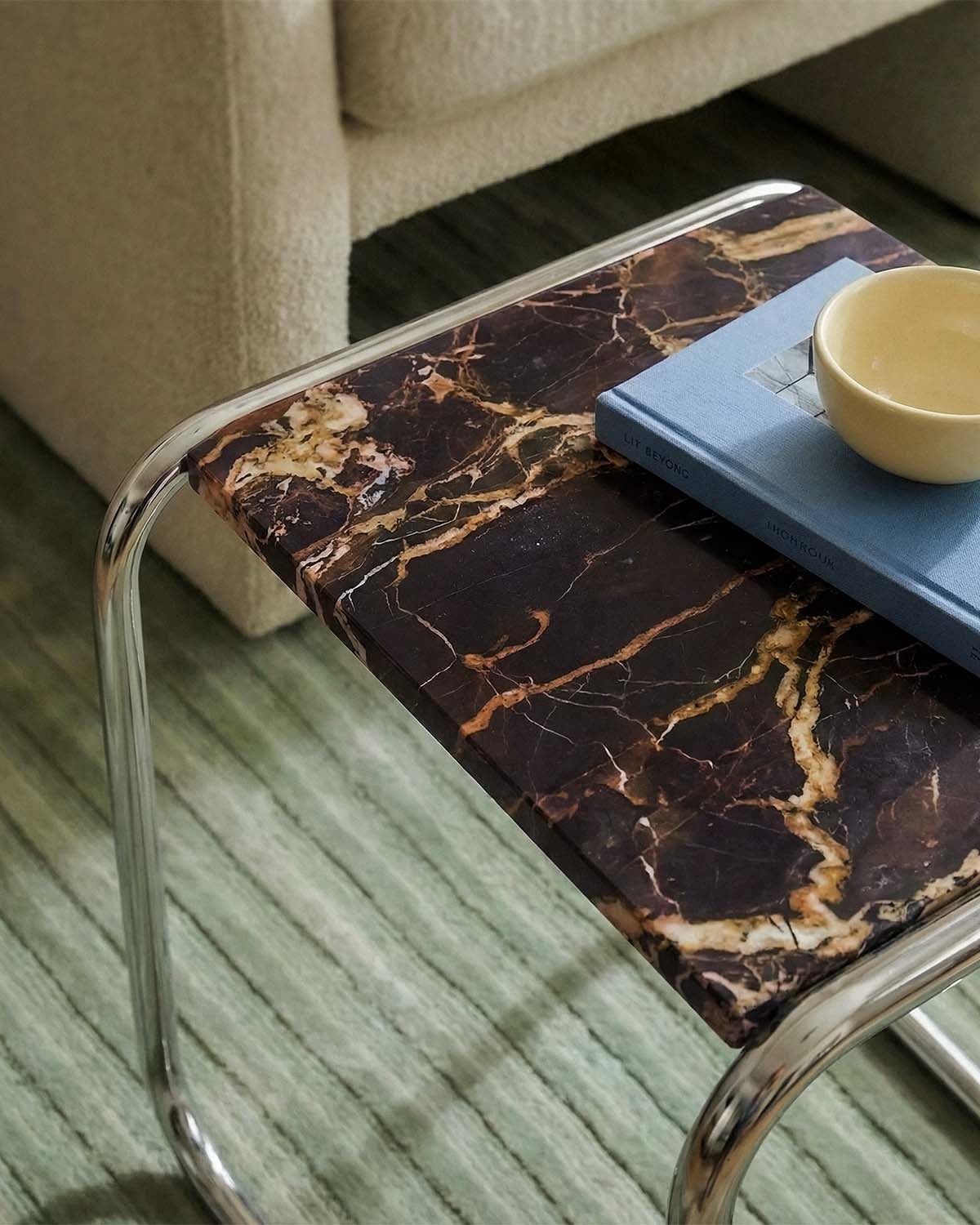 Quadratischer Beistelltisch aus Marmor und Metall (40x40 cm) Nansa, Galeriebild 3