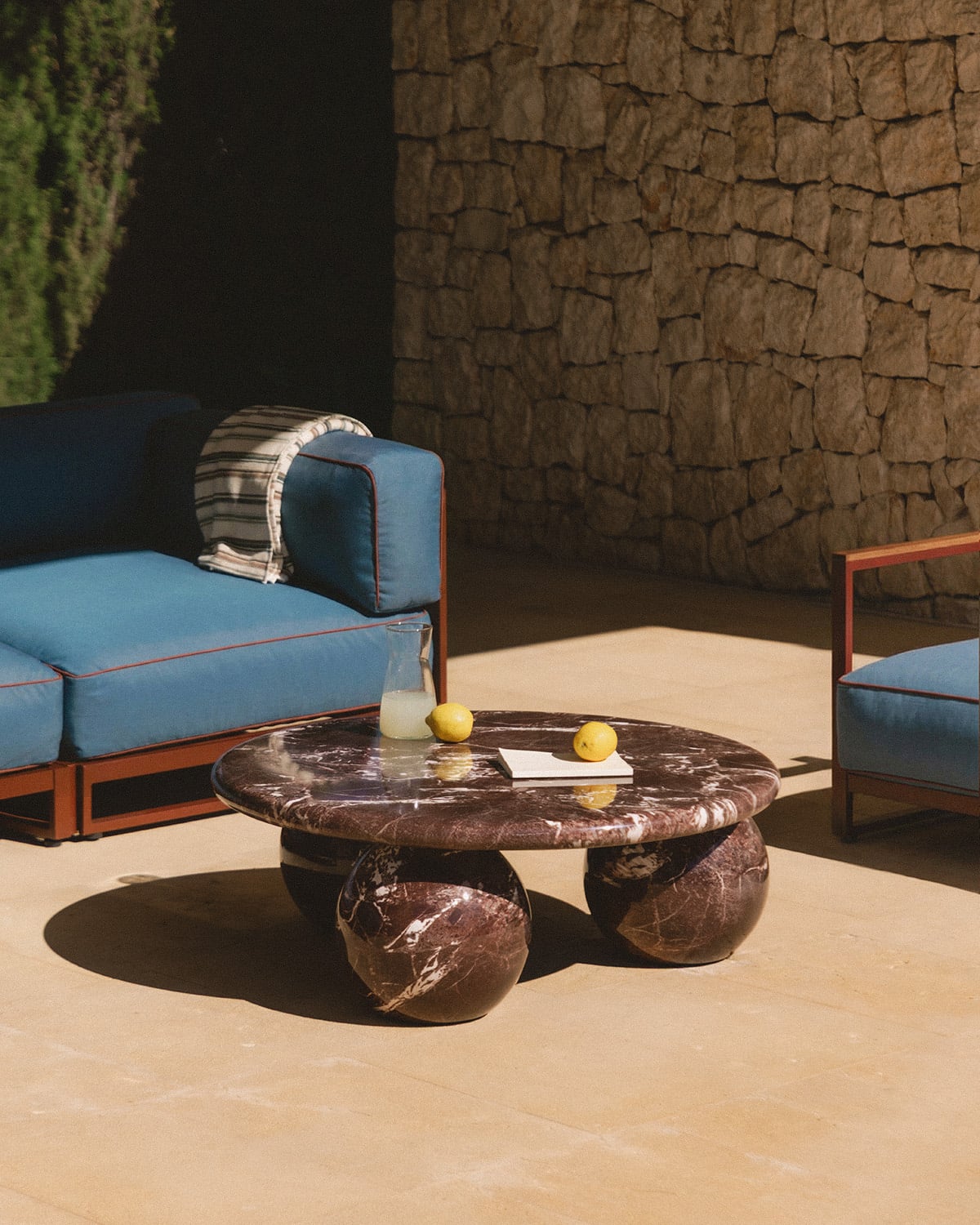 Runder Outdoor-Couchtisch aus Beton (Ø100 cm) Nuza, Galeriebild 2