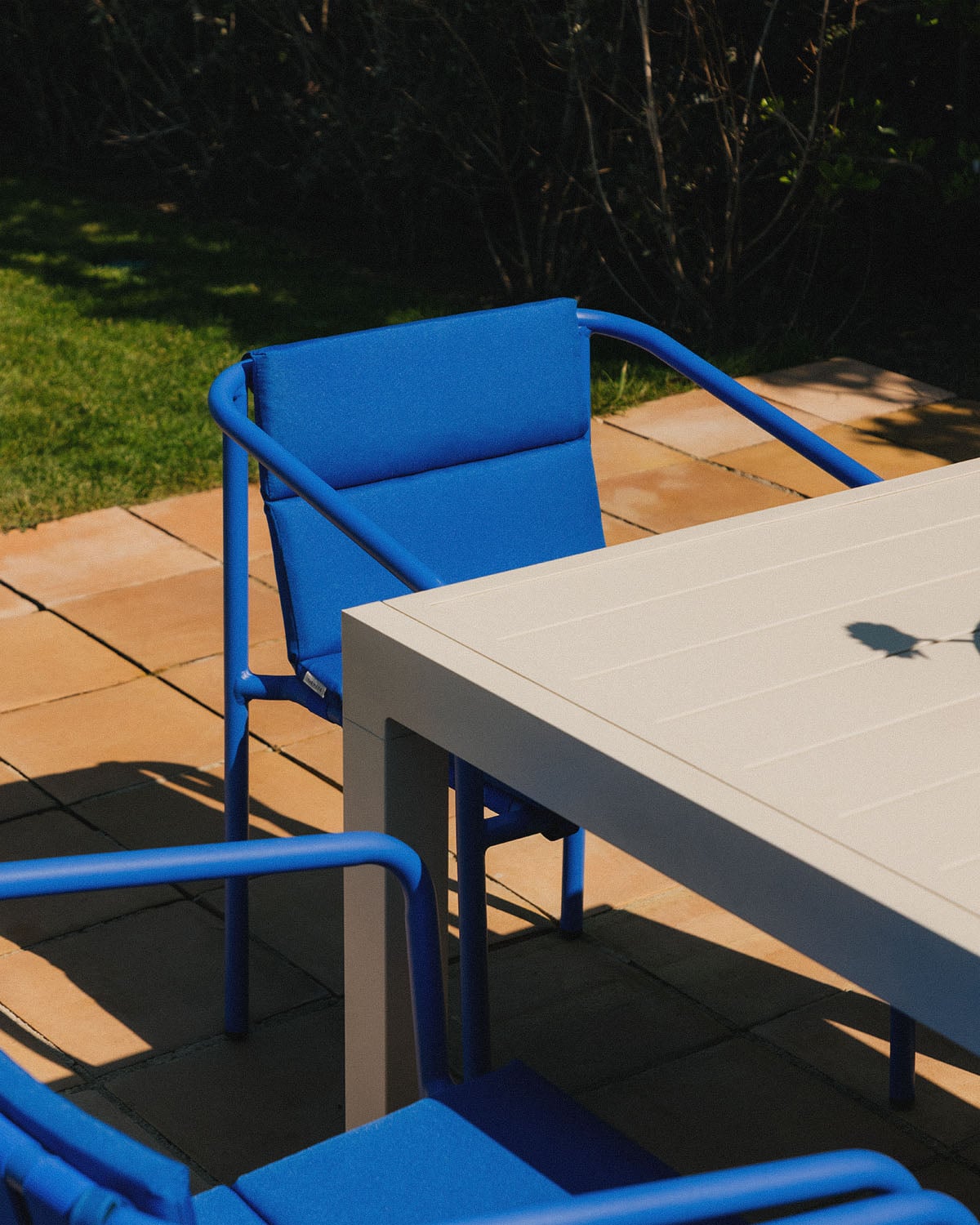 Set mit ausziehbarem rechteckigem Tisch 135–265x100 cm Seila und 6 Gartenstühlen mit Armlehnen aus Aluminium Vinke, Galeriebild 3