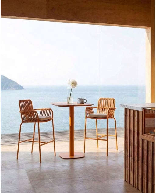 Square Stehtisch-Set (70x70 cm) Zoilo und 2 Aluminium-Hocker (75 cm) Drian für den Außenbereich