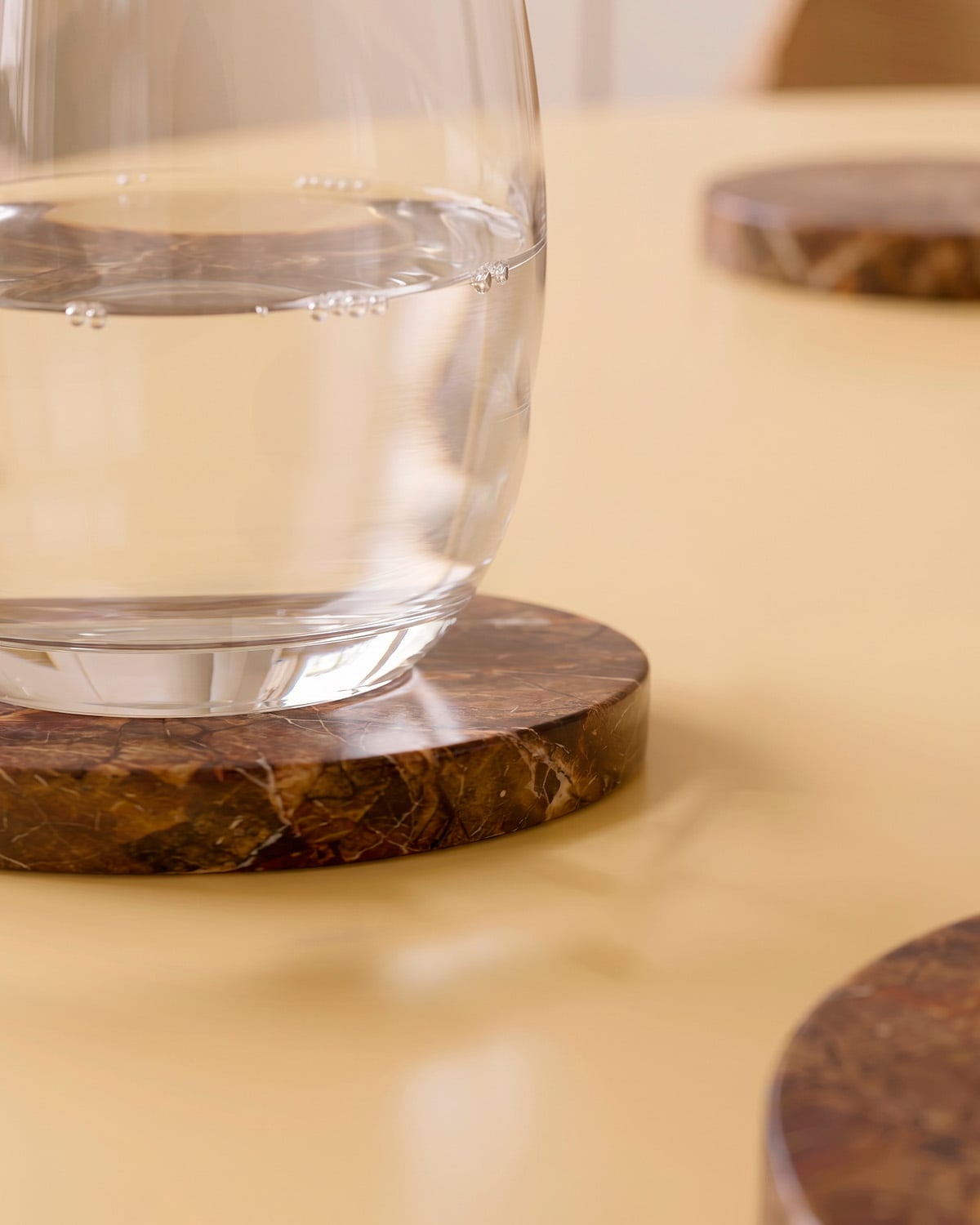 Set mit 4 Runden Marmoruntersetzern (Ø10 cm) Minao, Galeriebild 3