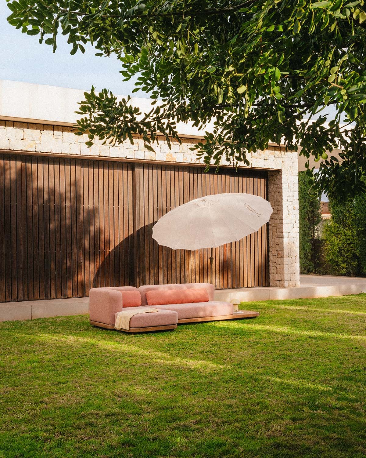 2-Teiliges Modulares Gartensofa-Set Sofa-Modul und Eckmodul mit Akazienholz und Stoffhocker Redik, Galeriebild 2