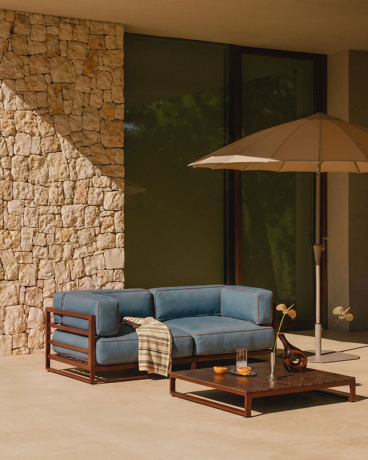 Garten-Set mit 2 Eckmodulen und Couchtisch aus Metall und Stoff Kristen, Galeriebild 2
