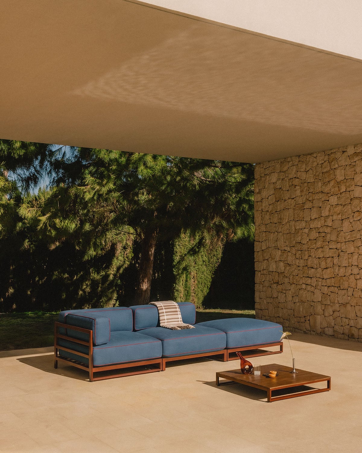 2-Teiliges Modulares Gartensofa Eckmodul und Mittelmodul mit Ottomane aus Metall und Stoff Kristen, Galeriebild 2