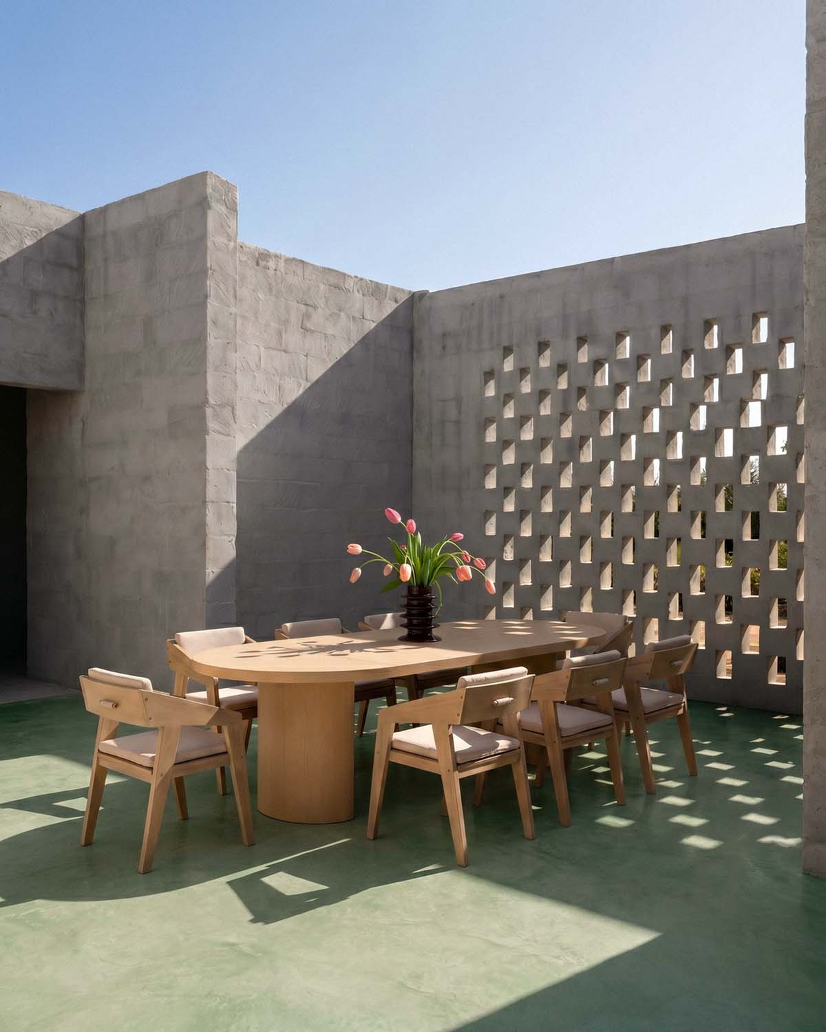 Beca Ausziehbarer Metalltisch (Ø120-180x120 / 240x120 cm) und Tanon 8 Outdoor-Armlehnstühle aus Akazienholz, Galeriebild 3