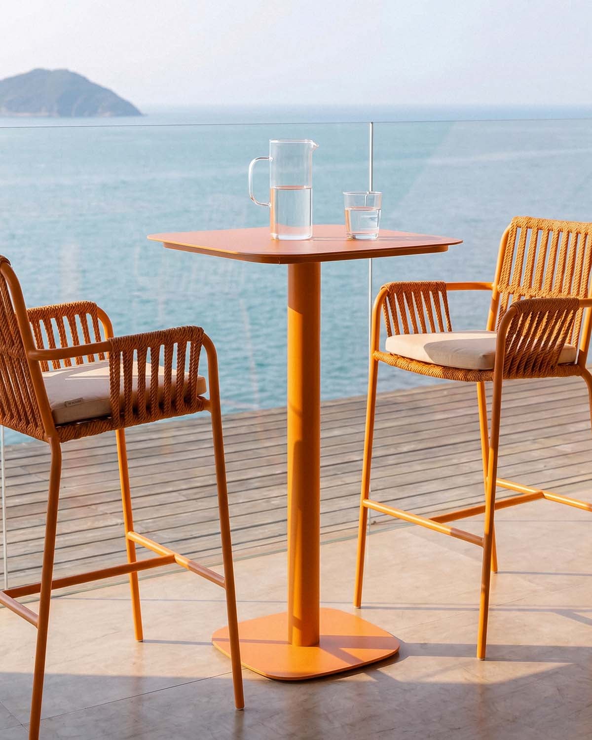 Square Stehtisch-Set (70x70 cm) Zoilo und 2 Aluminium-Hocker (75 cm) Drian für den Außenbereich, Galeriebild 3