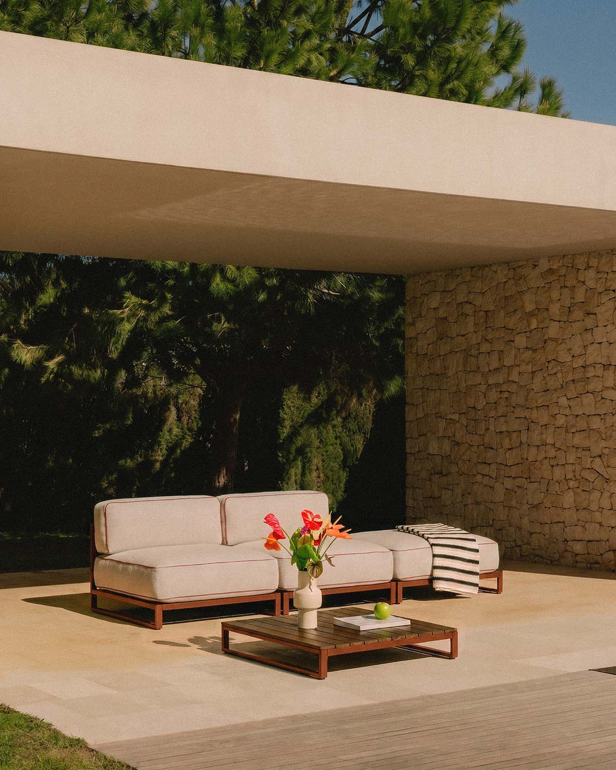 Gartenmöbelset mit 2 Mittelmodulen, Pouf-Modul und Couchtisch aus Metall und Stoff Kristen, Galeriebild 2
