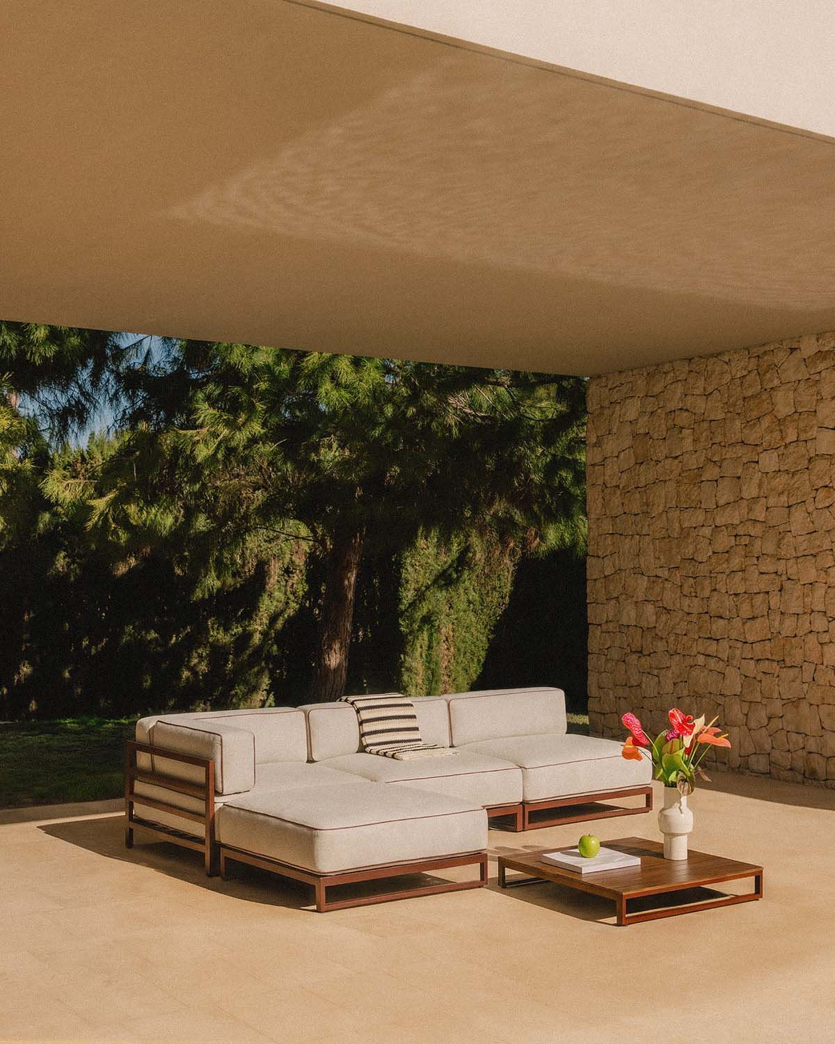 3-Teiliges Modulares Gartensofa Eckmodul und Mittelmodul mit Ottomane aus Metall und Stoff Kristen, Galeriebild 2