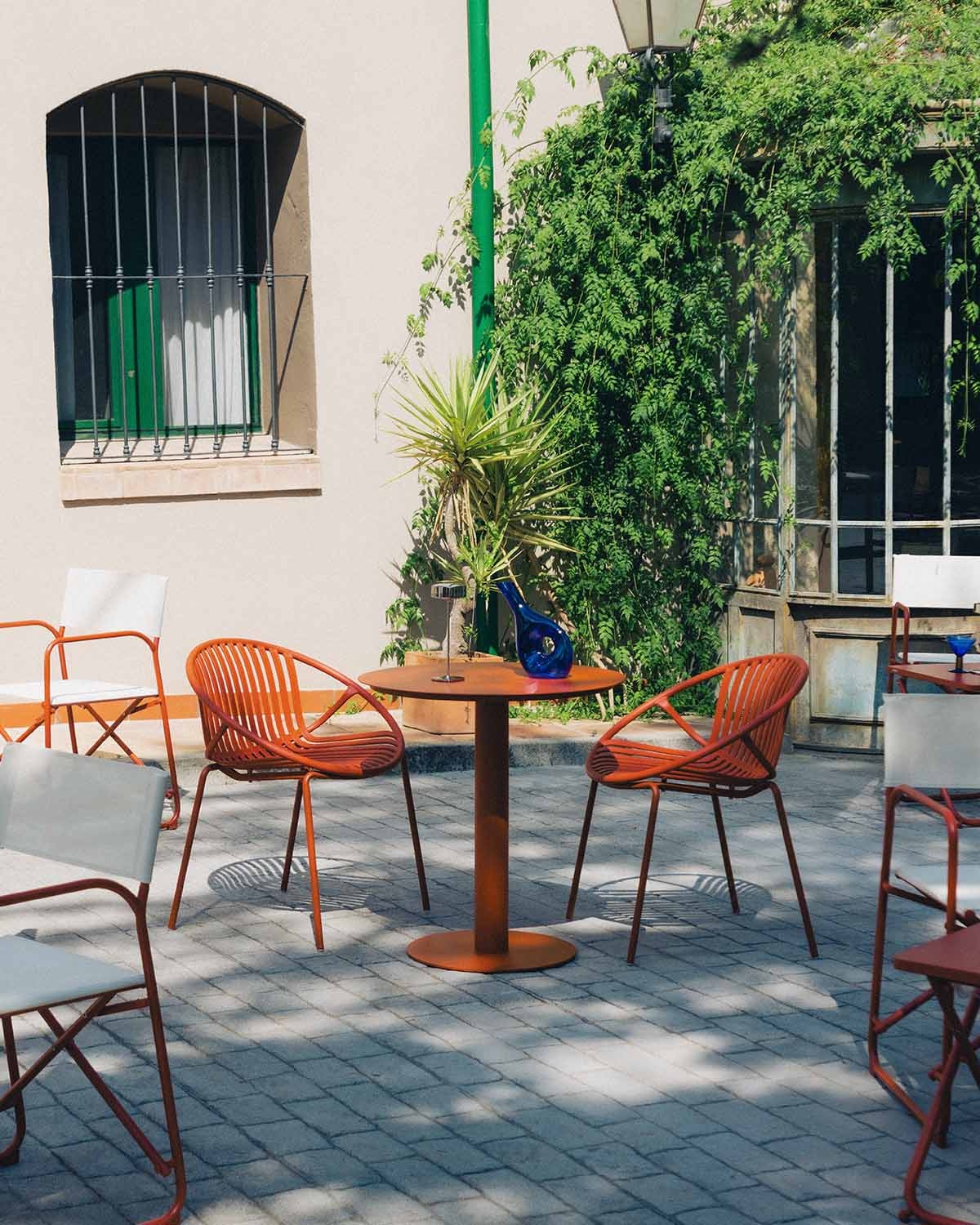 Banon Runder Metalltisch (Ø70 cm) und 2 Anier Outdoor-Polypropylenstühle, Galeriebild 2