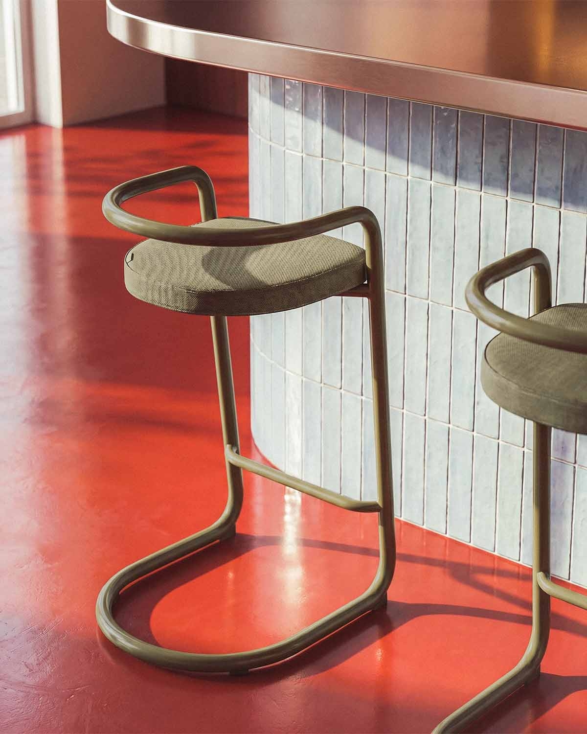 Hoher Barhocker aus Metall Aryo, Galeriebild 2