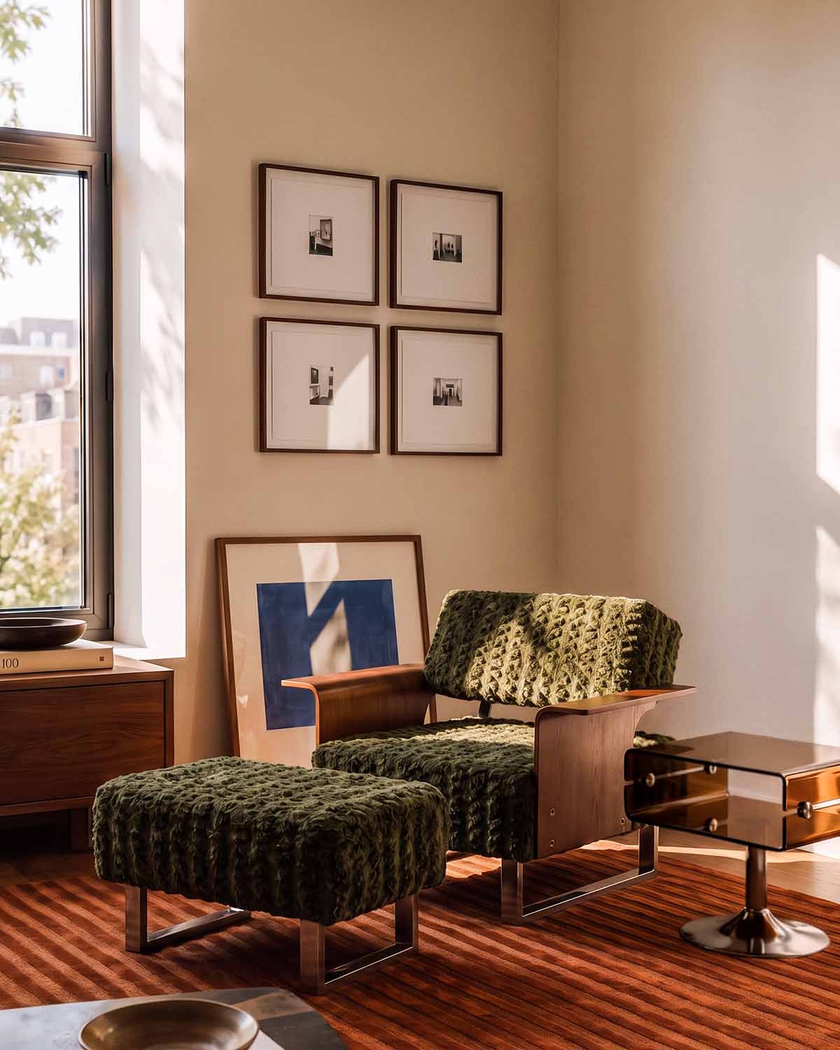 Relaxsessel mit Fußhocker aus Stoff und Holz 70s Furry, Galeriebild 2