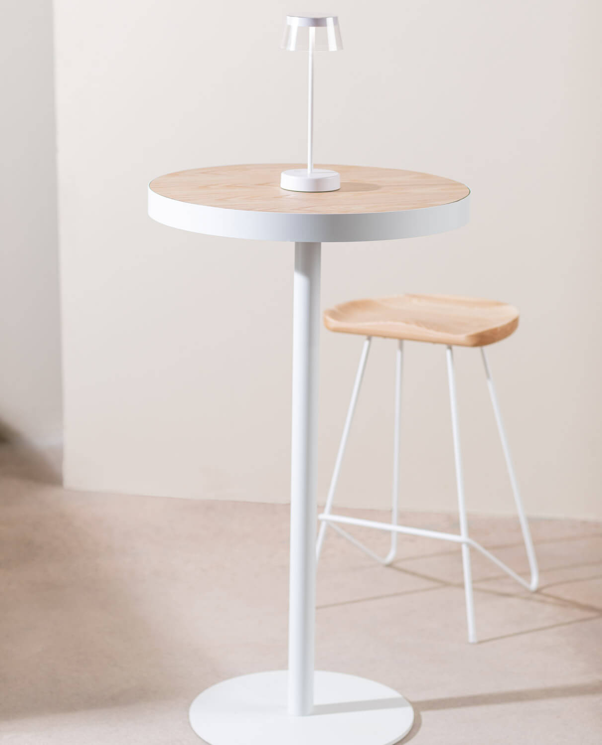 Set de Mesa Alta Redonda (Ø60 cm) Zoar y 2 Taburetes de Metal y Madera Roses, imagen de galería 2