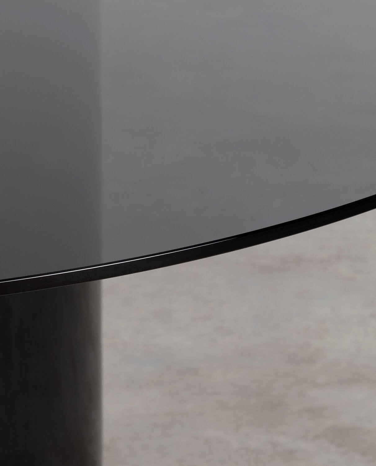 Set de Mesa de Comedor Redonda de Cristal Templado (Ø140 cm) Kolu y 4 Sillas de Madera y Tela Cuba, imagen de galería 3