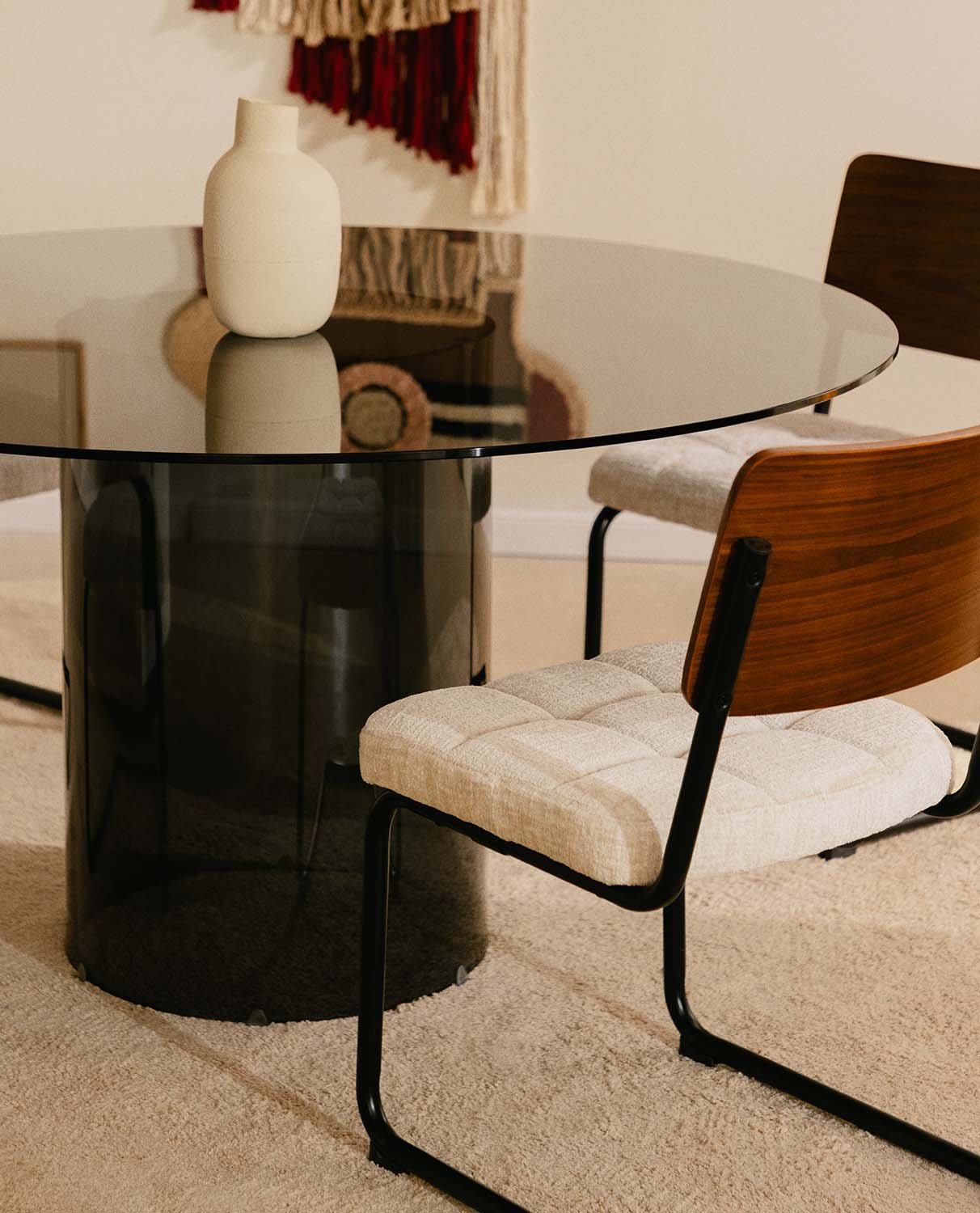 Set de Mesa de Comedor Redonda de Cristal Templado Kolu y 4 Sillas de Madera y Tela Cuba, imagen de galería 2
