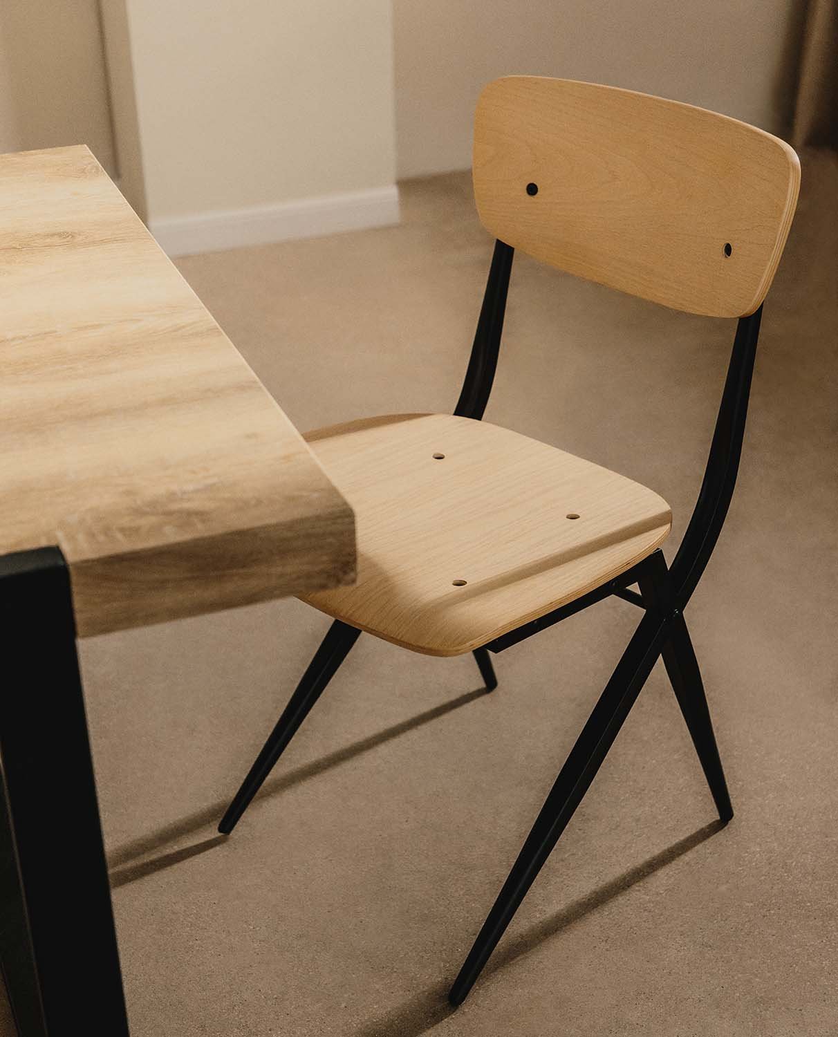 Silla de Comedor de Madera y Metal Ticher, imagen de galería 2