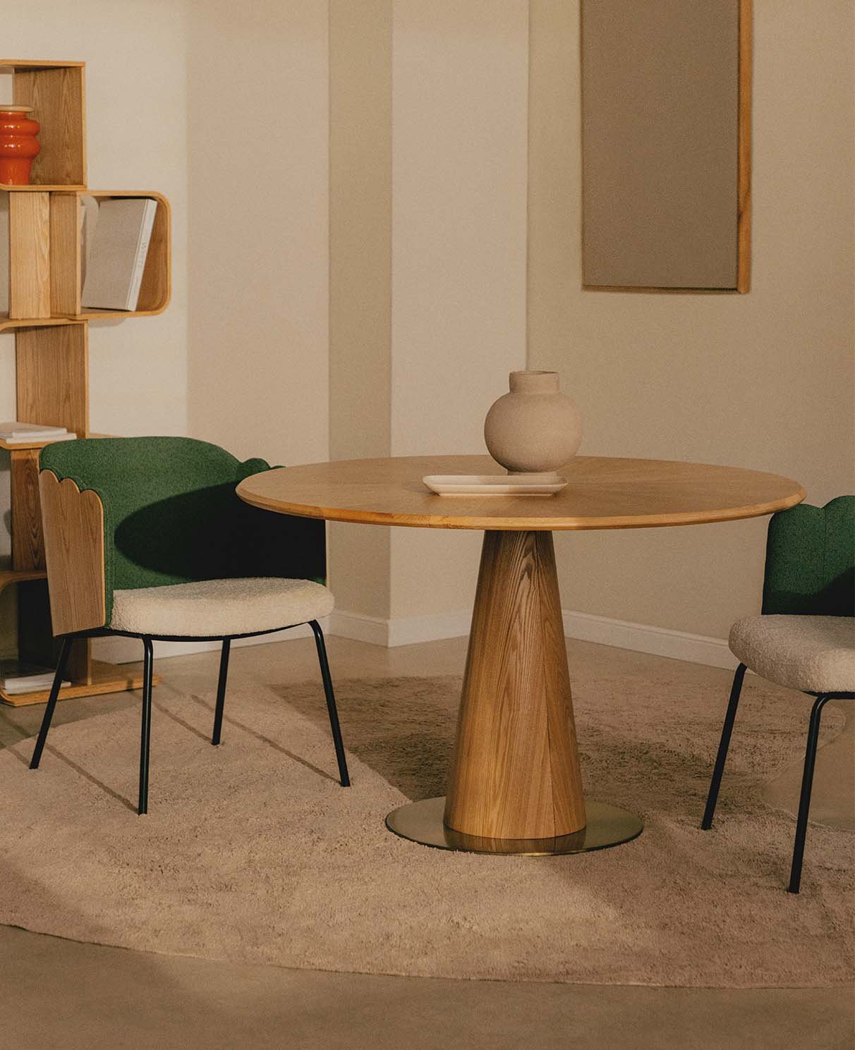 Set de Mesa de Comedor Redonda de Madera Era y 4 Sillas de Tela Rene, imagen de galería 2