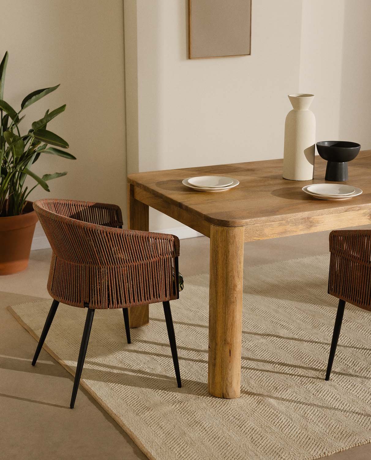 Set de Mesa de Comedor Rectangular de Madera de Mango Valde y 4 Sillas de Terciopelo Drean , imagen de galería 2