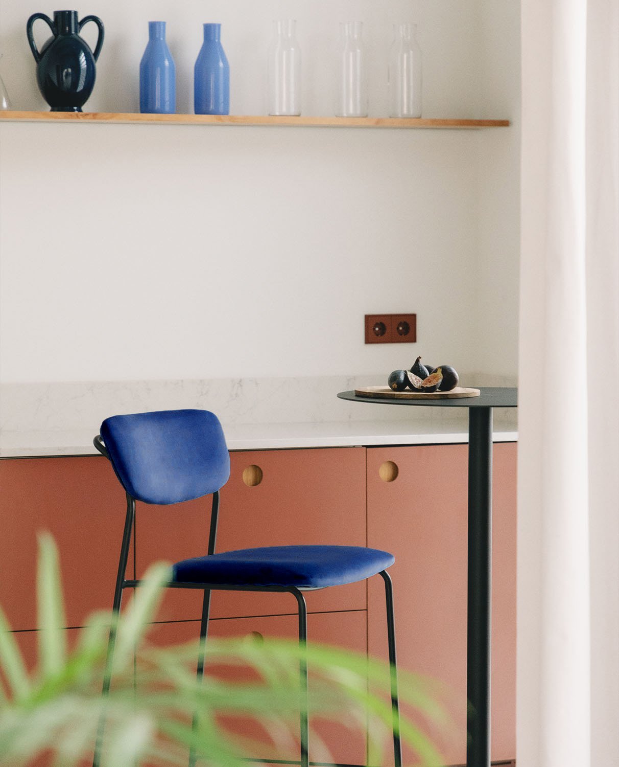 Taburete Alto de Metal y Terciopelo (70 cm) Morgan , imagen de galer&iacute;a 3