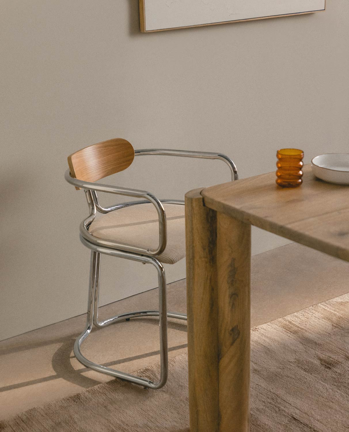 Silla de Comedor con Reposabrazos de Pana Gruesa y Madera Teba , imagen de galería 2