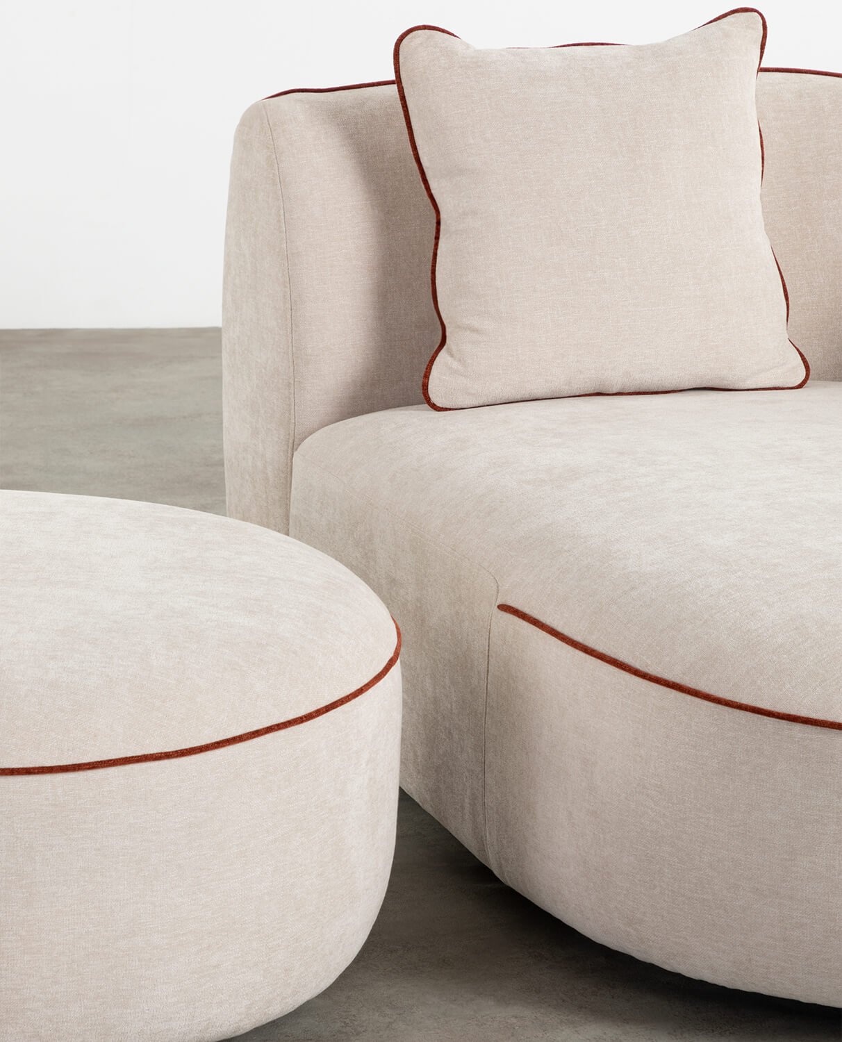 Chaise Longue con Puff Redondo de Tela Ilham, imagen de galería 2