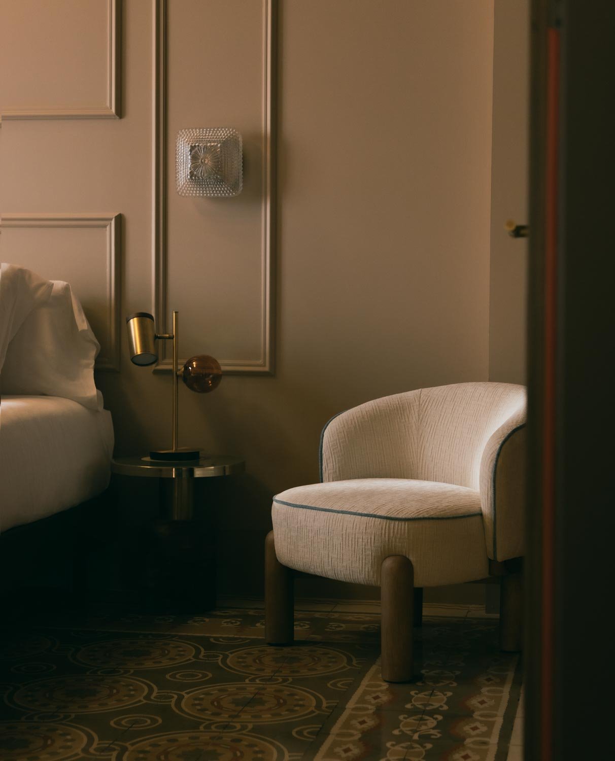 Sillón de Tela y Madera Louis, imagen de galería 2