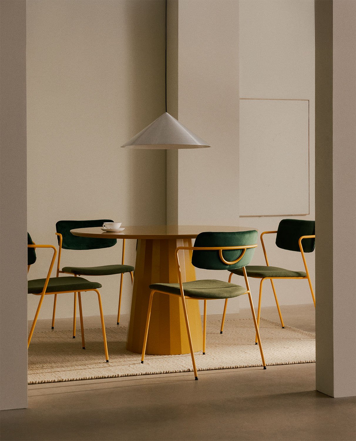 Set de Mesa de Comedor Redonda Irem (Ø120 cm) y 4 Sillas de Tela Irun, imagen de galería 2
