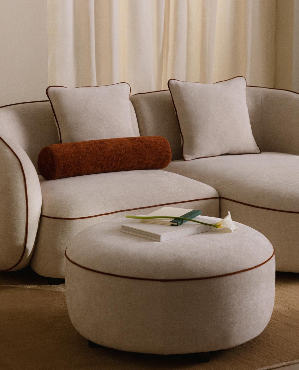 Sofá Modular 2 Piezas Esquinero con Chaise Longue y Puff Redondo de Tela Ilham, imagen de galería 2