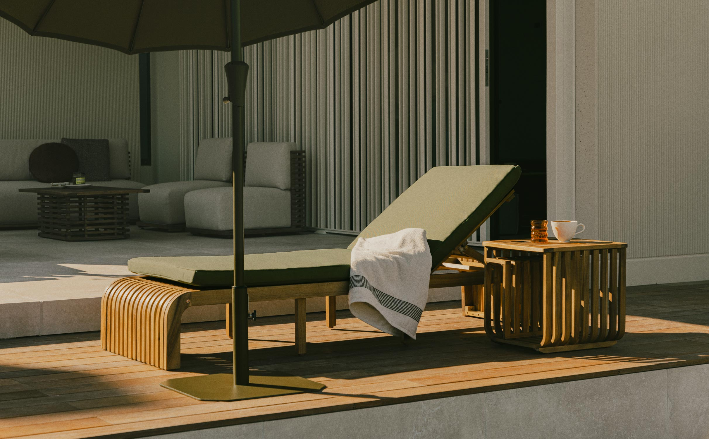 Tumbona y Mesa Auxiliar de Madera de Acacia Hazan, imagen de galería 1