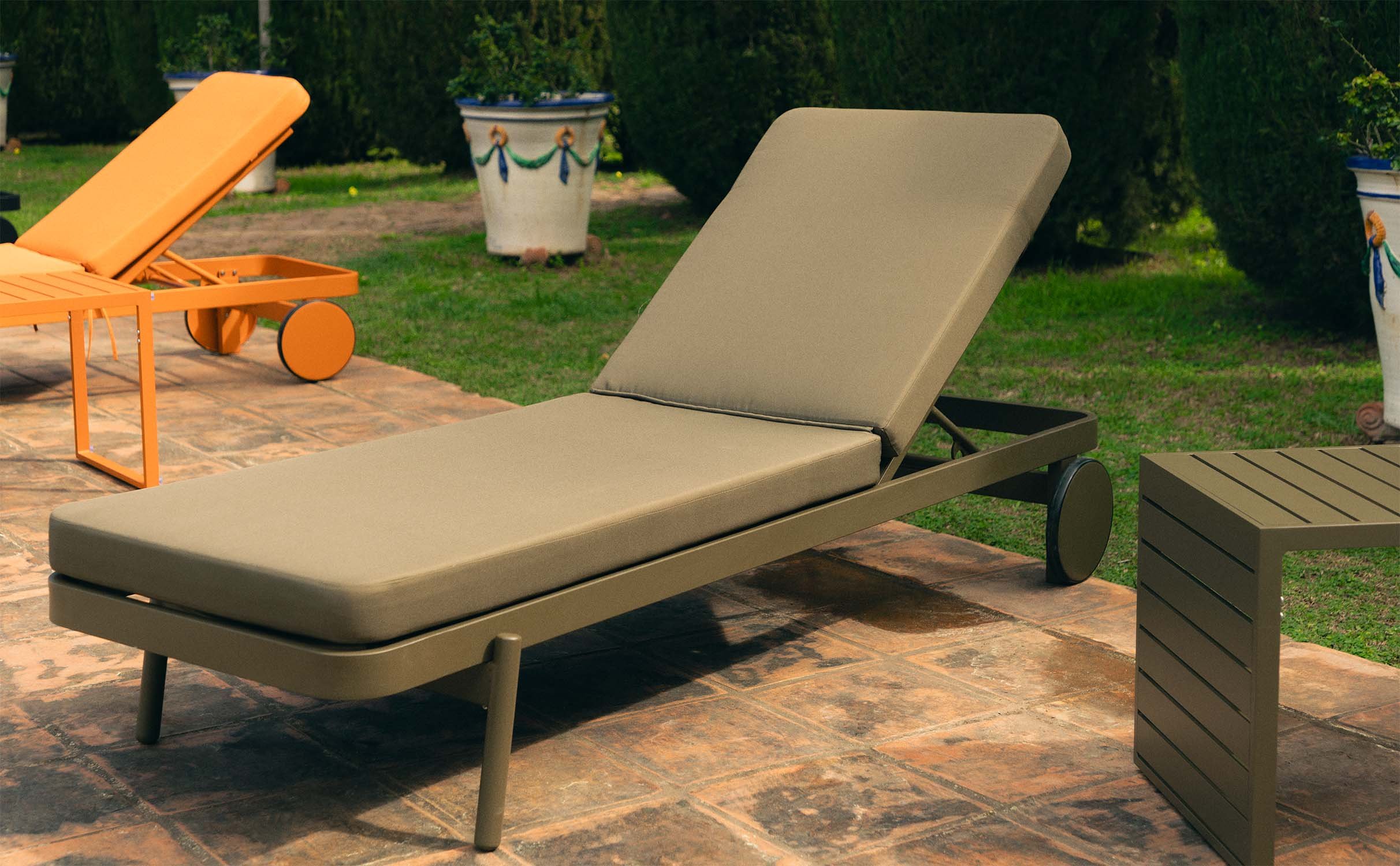 Tumbona Reclinable con Cojín de Tela y Aluminio Celina , imagen de galería 1