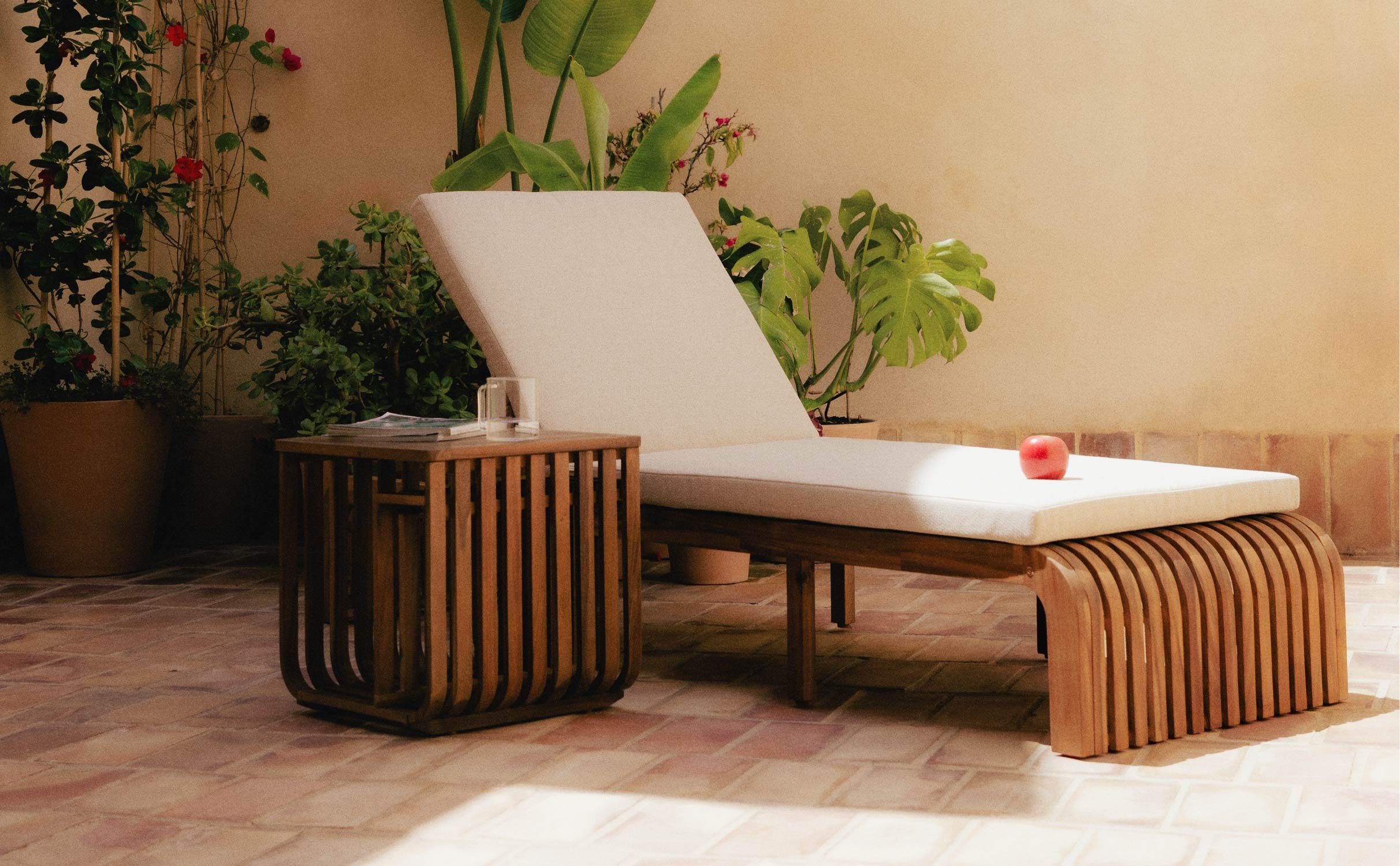 Tumbona y Mesa Auxiliar de Madera de Acacia Hazan, imagen de galería 1