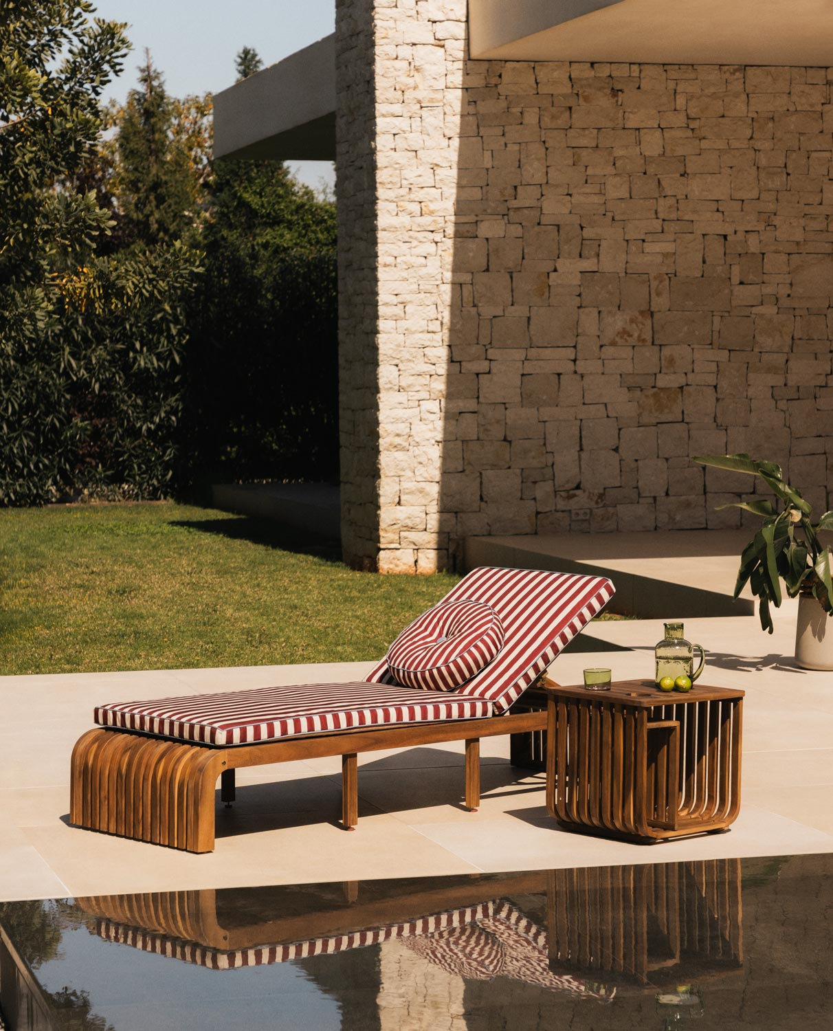Set de Tumbona y Mesa Auxiliar de Madera de Acacia Hazan, imagen de galería 2