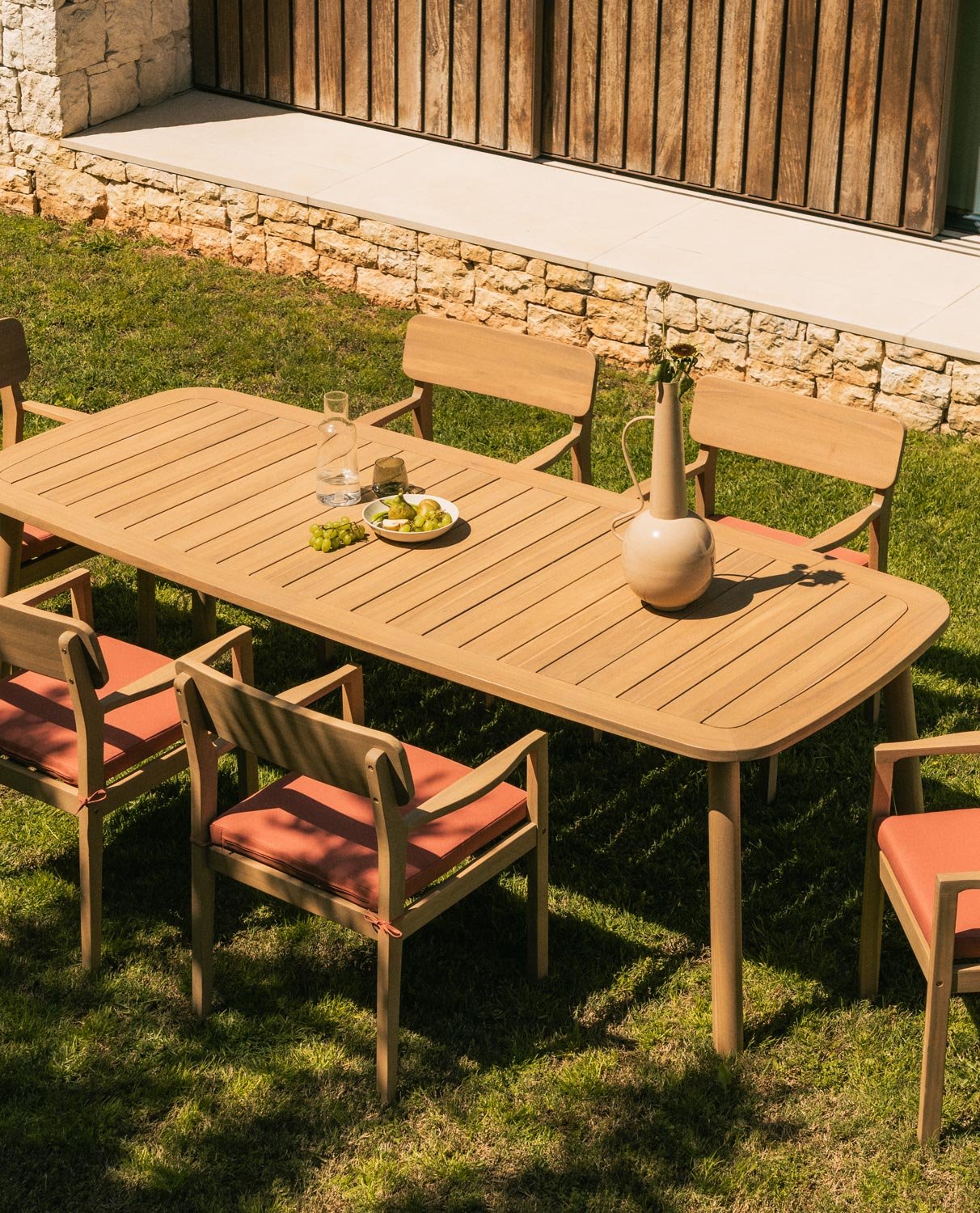 Set de Mesa Rectangular (240x100 cm) y 6 Sillas con Reposabrazos de Madera de Acacia de Exterior Marla, imagen de galería 2