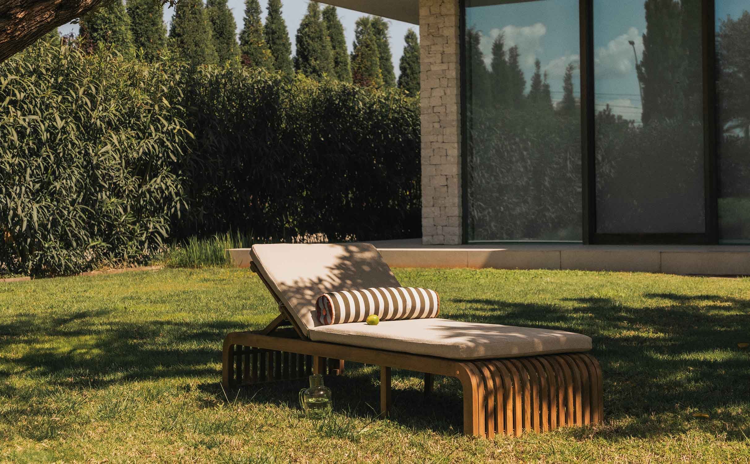 Tumbona Reclinable de Madera de Acacia con Cojín de Tela Hazan, imagen de galería 1