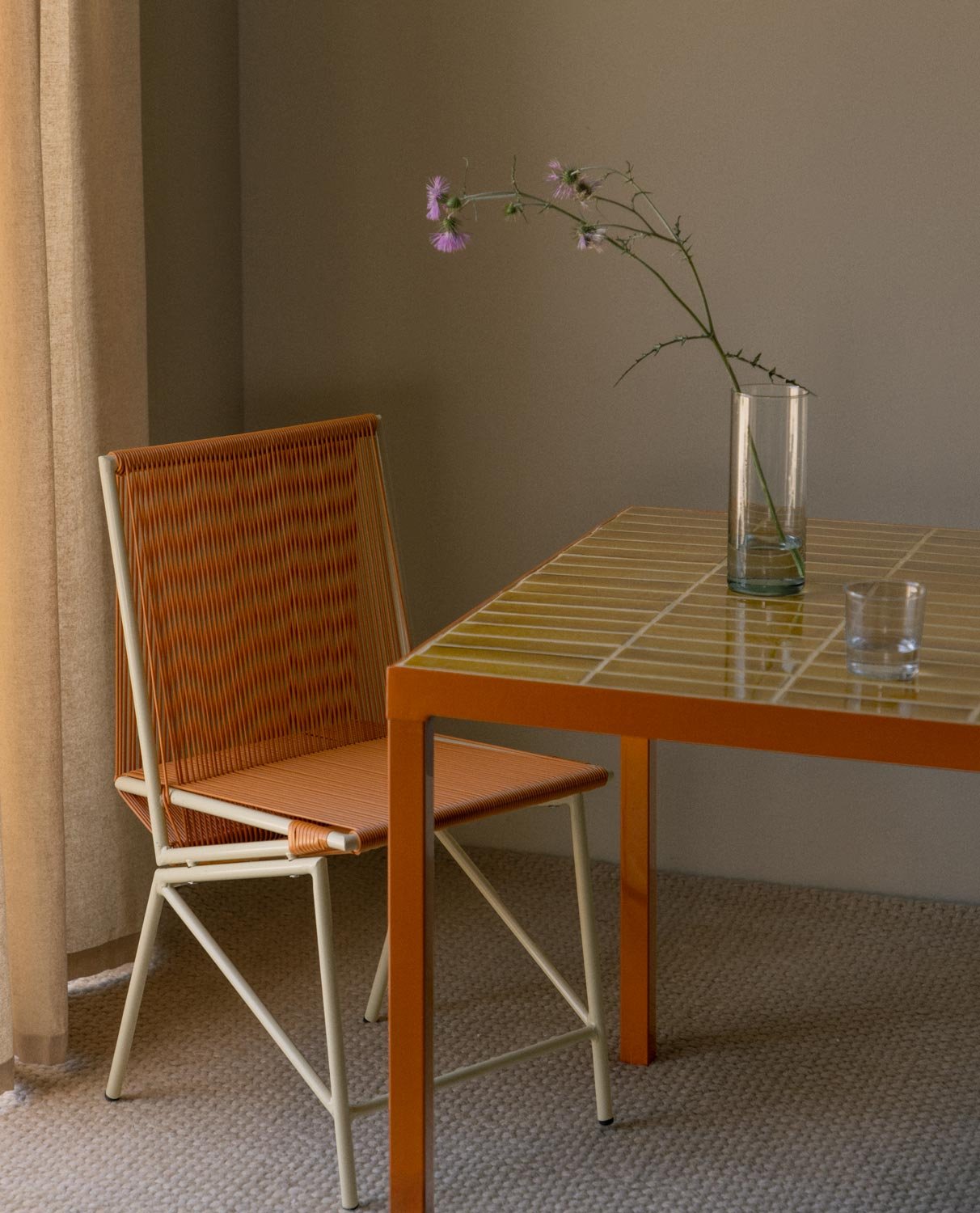 Set de Mesa de Comedor Rectangular con Cerámica Zafiro y 6 Sillas de Ratán y Metal Amur, imagen de galería 2