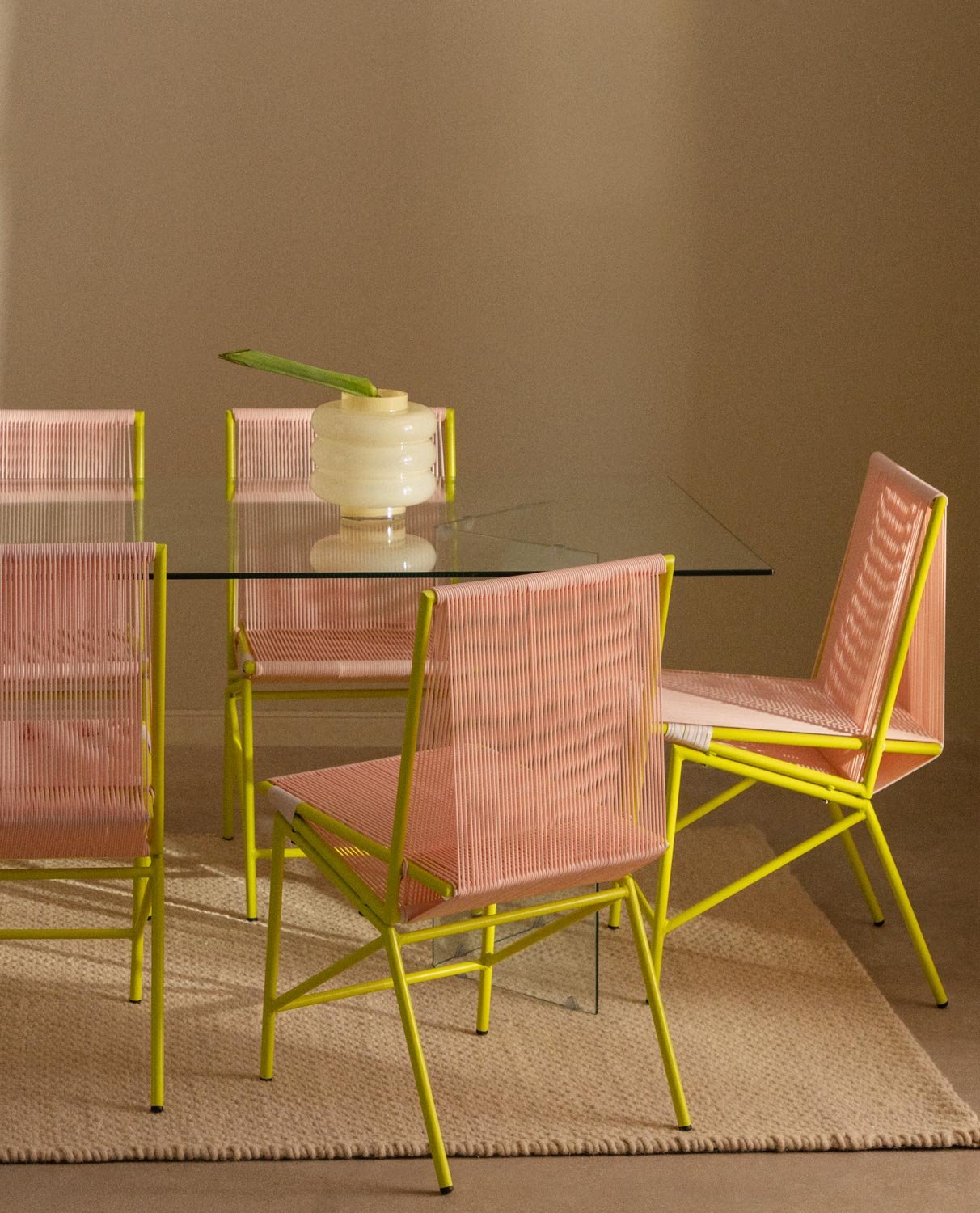 Set de Mesa de Comedor Rectangular de Cristal Kamil y 6 Sillas de Ratán y Metal Amur, imagen de galería 2