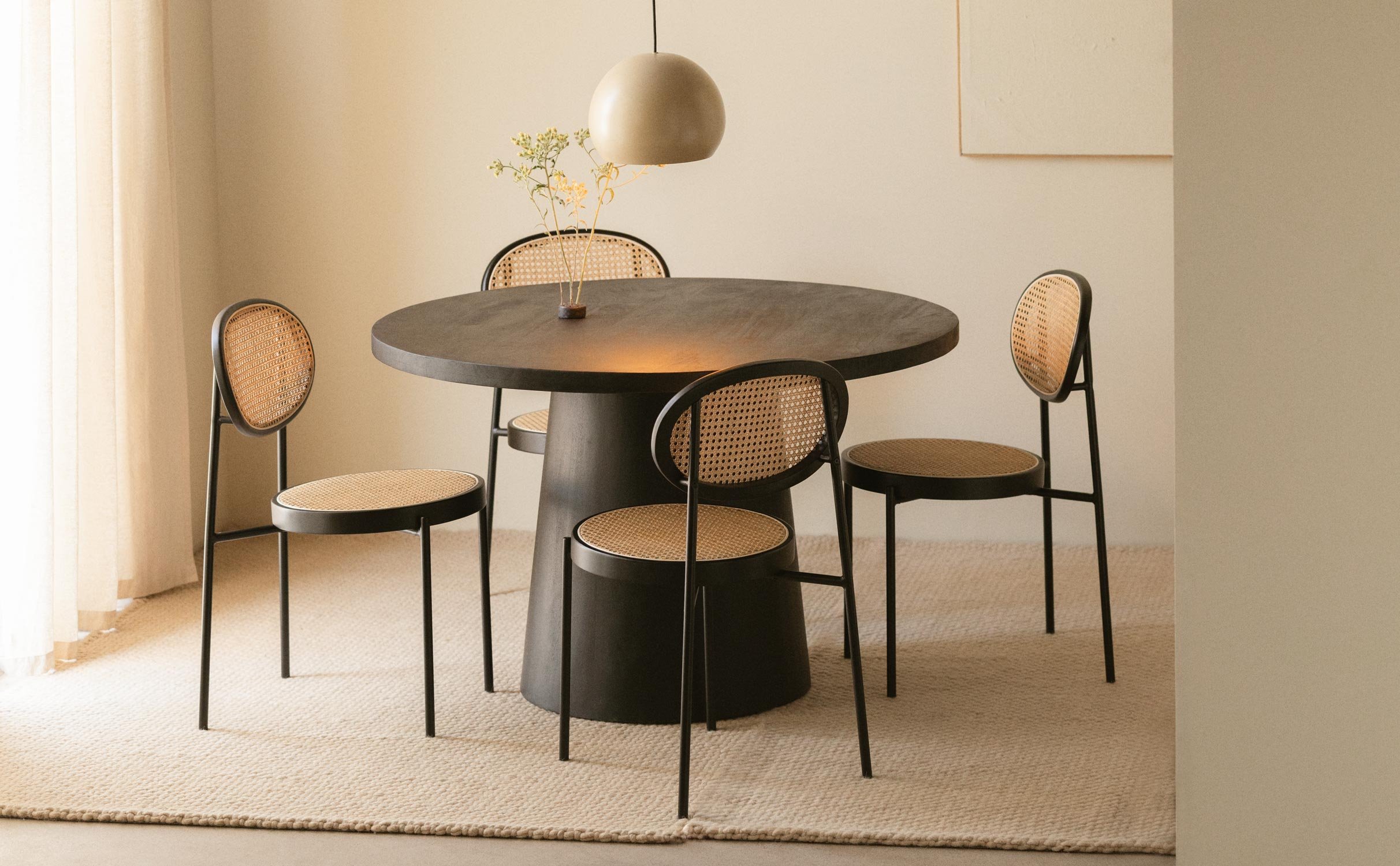 Set de Mesa de Comedor Redonda de Madera Doran y 4 Sillas de Ratán Natural Vili , imagen de galería 1