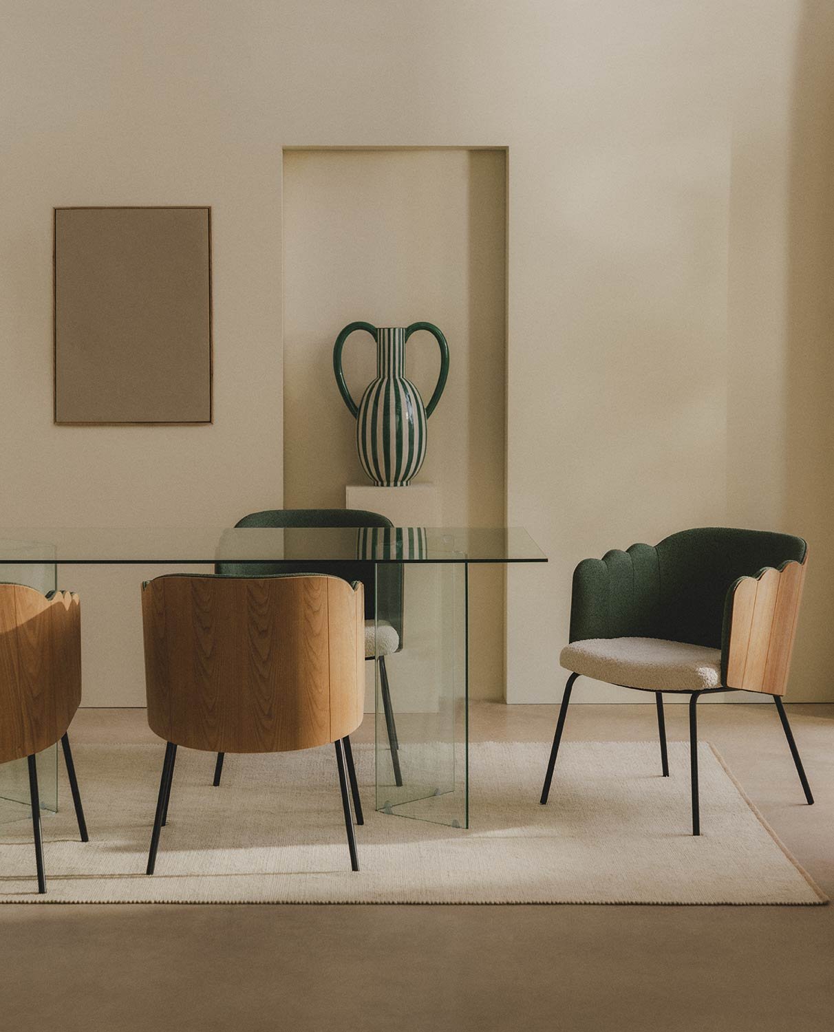 Set de Mesa de Comedor Rectangular de Cristal Templado Kamil y 4 Sillas de Madera Rene, imagen de galería 2