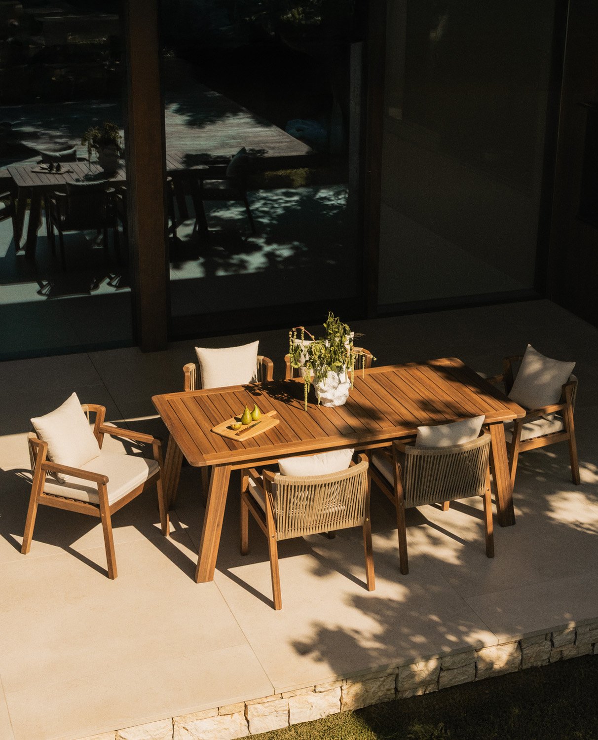 Set de Mesa Rectangular y 6 Sillas con Reposabrazos de Madera de Acacia de Exterior Cael, imagen de galería 2