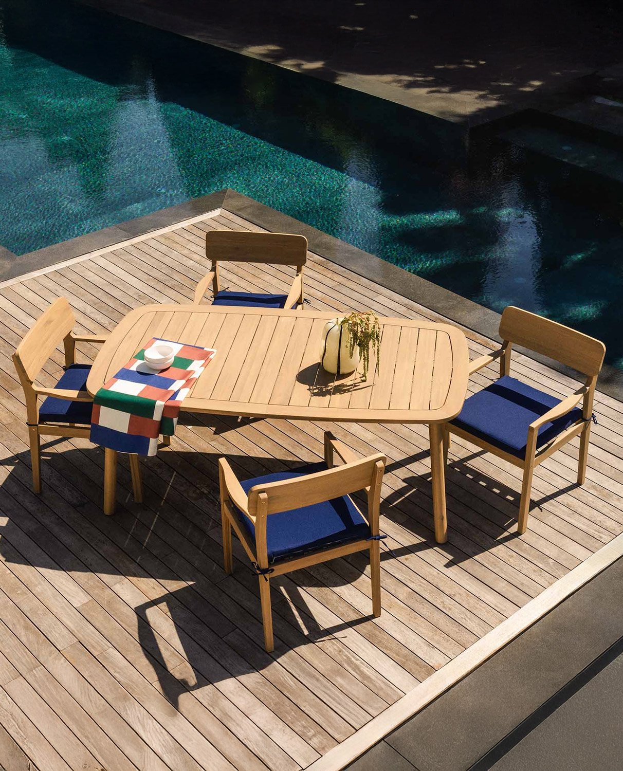 Set de Mesa Rectangular (180x100 cm) y 4 Sillas con Reposabrazos de Madera de Acacia de Exterior Marla, imagen de galería 2
