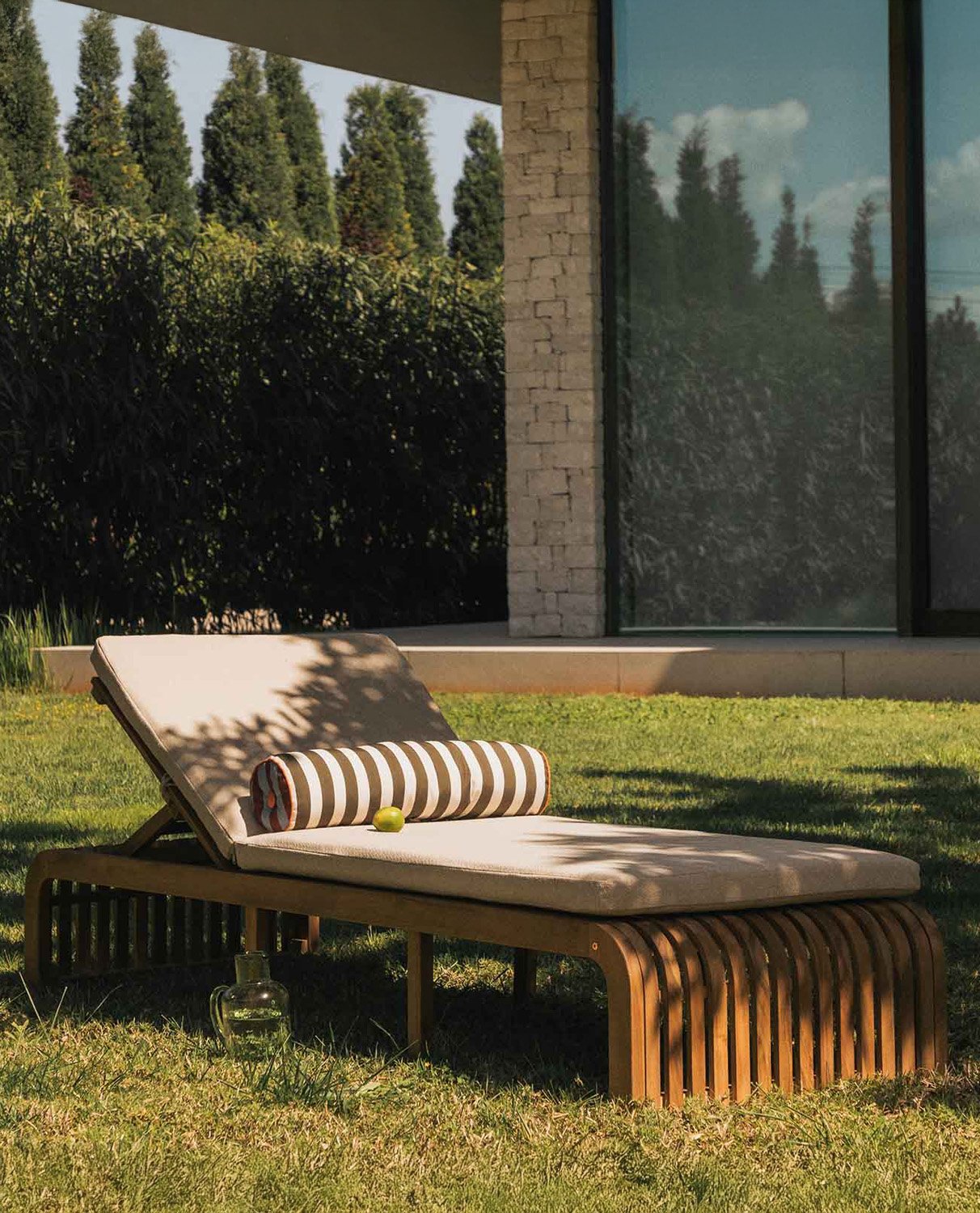 Tumbona Reclinable de Madera de Acacia con Cojín de Tela Hazan, imagen de galería 2