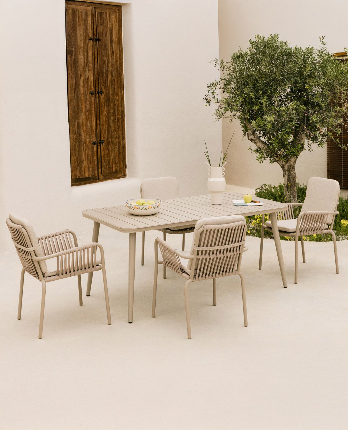 Set de Mesa Rectangular de Aluminio Cancún y 4 Sillas de Exterior Drian, imagen de galería 2