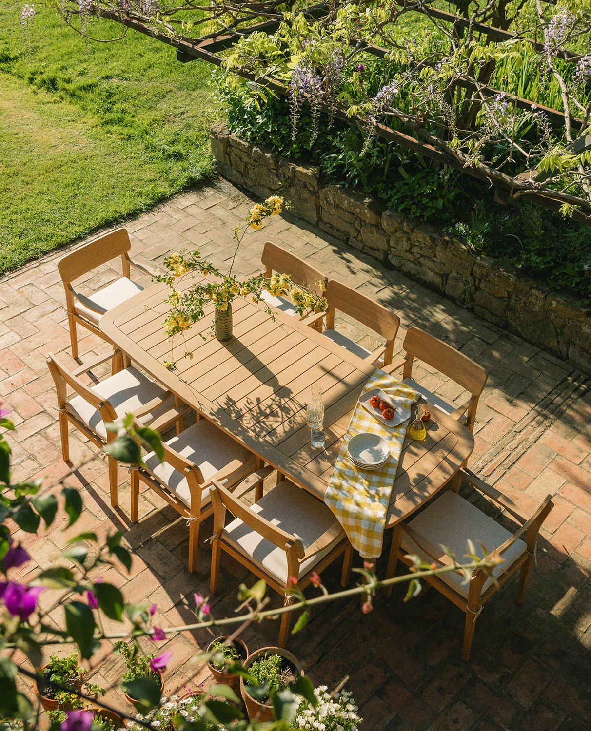 Set de Mesa Rectangular (240x100 cm) y 8 Sillas con Reposabrazos de Madera de Acacia de Exterior Marla, imagen de galería 2