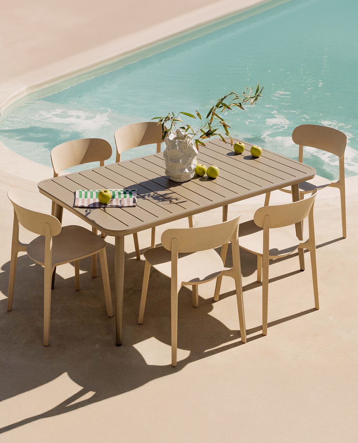 Set de Mesa Rectangular de Aluminio Cancún y 6 Sillas de Polipropileno de Exterior Briel, imagen de galería 2