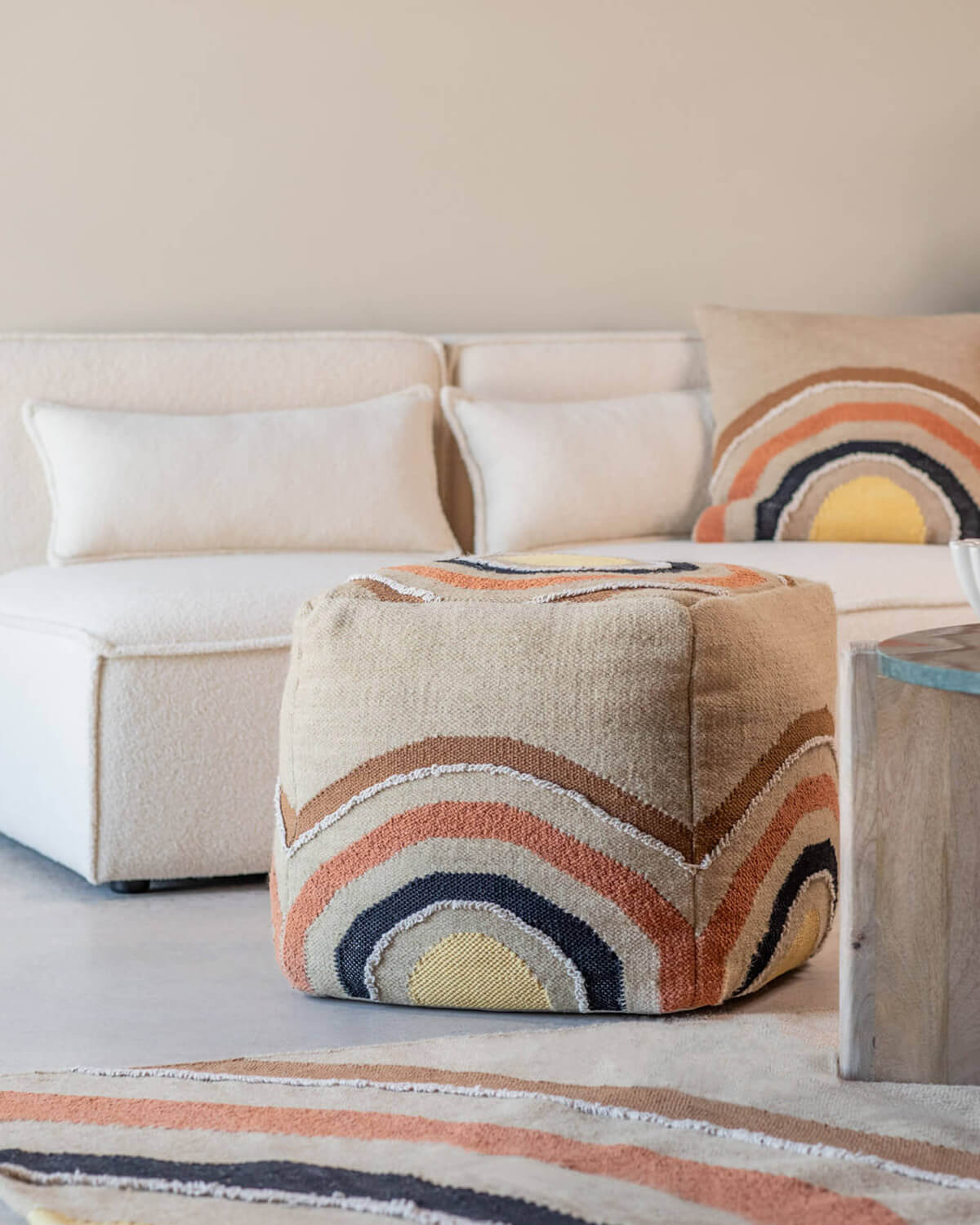 Sofá Modular de 2 piezas con Puff de Tela Bouclé Kilhe, imagen de galería 2