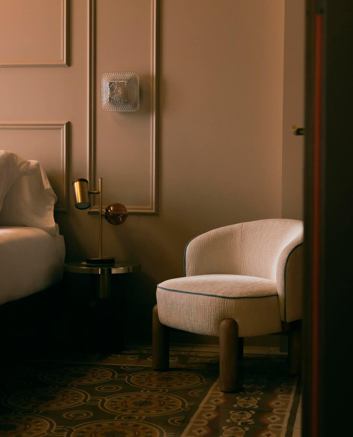 Sillón de Tela y Madera Louis, imagen de galería 2
